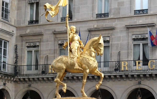 jeanne d arc paris place pyramides