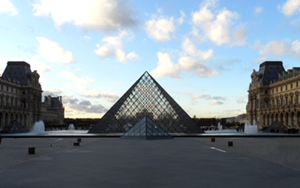 pyramide louvre soir