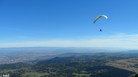 puy de dome parapente dans le ciel de clermont