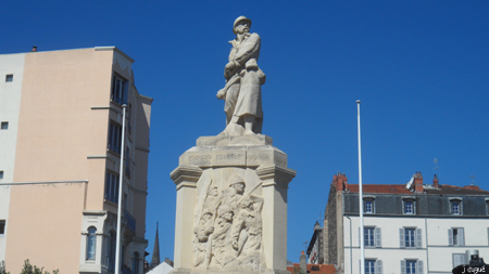 statue clermont place salford poilu grande guerre